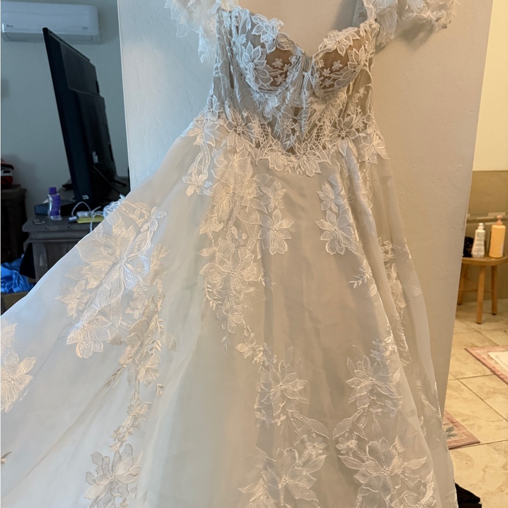 Elegant Lace Applique Off-Shoulder Wedding Dress in Ivory